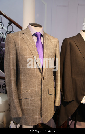 Im Inneren des Shops von Schneider Richard James. Savile Row Schneider in London. Stockfoto