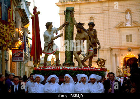 Europa, Malta, Qormi; Eine Statue Showng Christi Geißelung, durchgeführt während der Prozession für Karfreitag Stockfoto