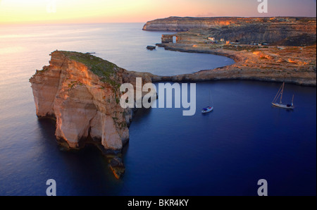 Malta, Gozo, Dwejra; "Fungus Rock" genannt, wegen der Pflanzen auf ihm wachsen. Stockfoto