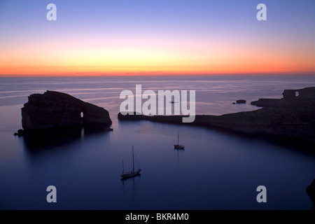 Malta, Gozo, Dwejra; "Fungus Rock" genannt, wegen der Pflanzen auf ihm wachsen. Stockfoto