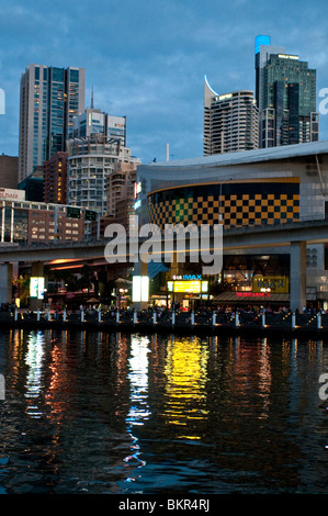 IMAX-Kino und CBD-Gebäude in der Dämmerung, Darling Harbour, Sydney, Australien Stockfoto