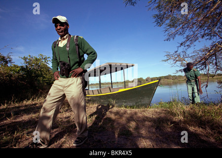 Malawi, obere Shire-Tal, Liwonde Nationalpark. Mvuu Wilderness Camp, verlässt ein Leitfaden sein Boot um eine Safari zu Fuß führen. (MR) Stockfoto