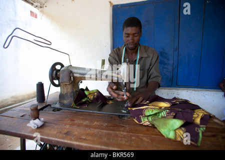 Malawi, Malawisee, Likoma Insel. Ein Schneider zeigt die Art der Kleinindustrie, die malawische Städte typisch Stockfoto