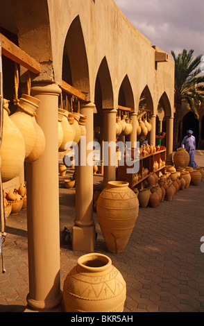 Oman, Dakhiliyah, Nizwa. Lehm-Gläser und Amphoren gehören zu viele Artikel für den Verkauf Nizwas Souk. Stockfoto