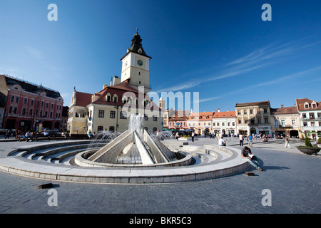 Rumänien, Siebenbürgen, Brasov. Der Brunnen auf dem Hauptplatz der Altstadt, das alte Rathaus hinter. Stockfoto