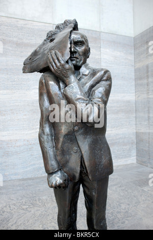 Skulptur zeigt Gesicht von Wolfgang Mattheuer auf Anzeige im Museum Der Bildenden Kuenste, Leipzig Deutschland Stockfoto