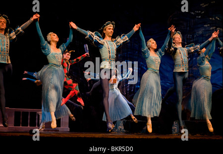 Russland, St.Petersburg; Ballett-Tänzer, die einen kollektiven Sprung zu tun, während einer Aufführung von Tschaikowskys "Schwanensee" Stockfoto