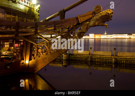 Russland, St.Petersburg; Der Mast eines Schiffes Darstellung eines Löwen auf der Newa mit kaiserlichen Palästen im Hintergrund schweben. Stockfoto