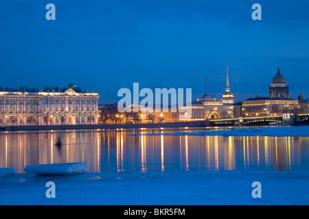 Russland, St.Petersburg; Die teilweise zugefrorenen Newa im Winter, mit den Winterpalast, der Admiralität und St.Isaac der Kathedrale. Stockfoto