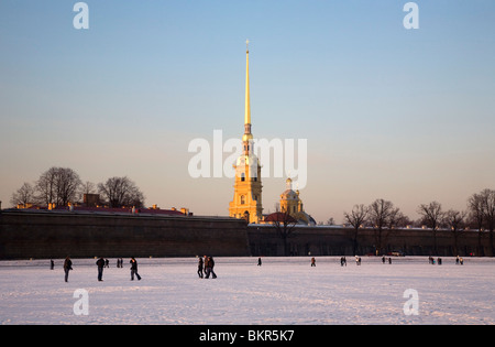 Russland, St.Petersburg; Menschen zu Fuß auf der zugefrorenen Newa direkt vor St. Peter und St. Paul Festung Stockfoto