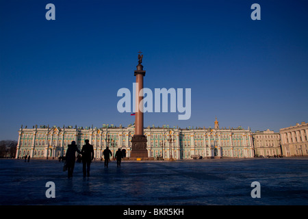 Russland, St.Petersburg; Ein paar Wandern in Schlossplatz vor dem Winterpalast, Teil des Hermitage Museum of Art. Stockfoto