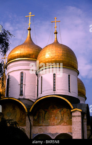 Russland, Moskau, Kreml; Die Himmelfahrts-Kathedrale mit ihren goldenen Zwiebeltürmen geformt Stockfoto