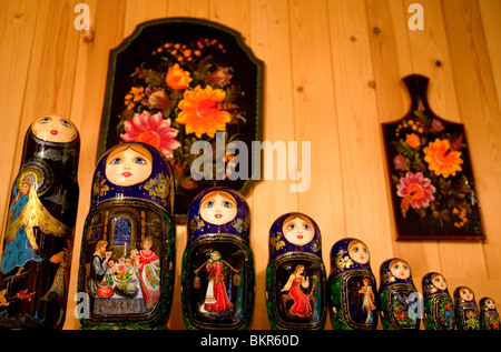 Russland, Gebiet Leningrad, Podporozhsky. In Mandrogy, ein Handwerk Dorf am Fluss Svir. Matryshka Puppen. Stockfoto