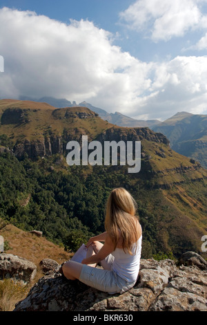 Südafrika, KwaZulu Natal, zentrale uKahlamba Drakensberg-Gebirge. Ein Wanderer sieht über den Cathedral Peak-Bereich (MR) Stockfoto