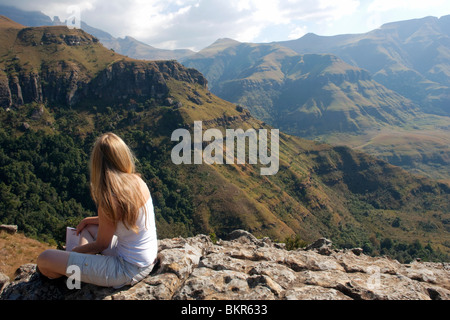 Südafrika, KwaZulu Natal, zentrale uKahlamba Drakensberg-Gebirge. Ein Wanderer sieht über den Cathedral Peak-Bereich (MR) Stockfoto