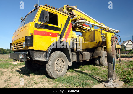 Gelbe Betonmischung Pumpe LKW geparkt auf Baustelle Stockfoto