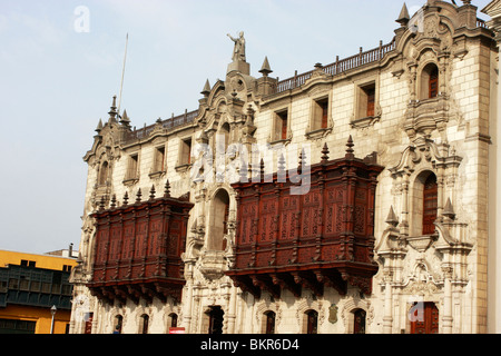 spektakuläre geschnitzte Zeder Holz Balkone auf der historischen Palast des Erzbischofs in der Altstadt von Lima, Peru, der UNESCO Stockfoto
