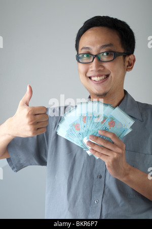 glücklicher asiatischen Mann mit viel malaysischen Geld Stockfoto