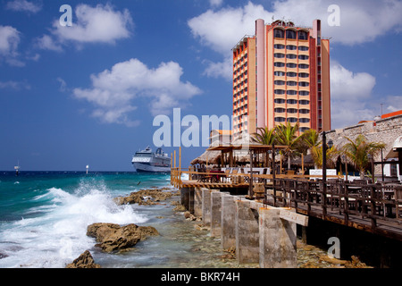 Restaurants und Hotel bei Fort Amsterdam am Eingang nach Willemstad Hafen, Curacao, Niederländische Antillen. Stockfoto