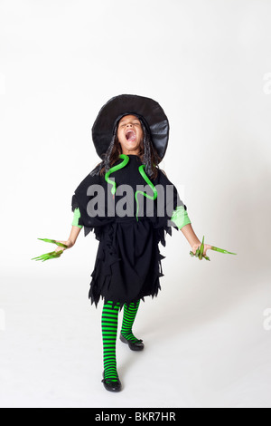 Mädchen, gekleidet im Kostüm für Halloween Stockfoto