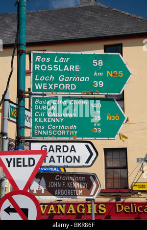 Generische Verkehrszeichen neben New Ross Bridge in New Ross, Co. Wexford, Irland. Stockfoto