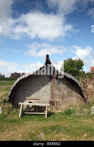 Fishermans Hütte gemacht aus umgedrehten Hering Boot Lindisfarne Holy Island Northumberland UK Stockfoto