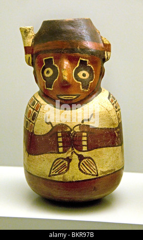 Präkolumbisches polychromes Keramikgefäß in Form einer Figur der Nazka-Kultur mit charakteristischem Falken-Gesichtsfarbenschmuck im Museo de América in Madrid, Spanien Stockfoto
