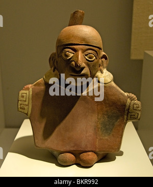Mochica 100 700 AD Peru peruanischer Charakter in Hemden gekleidet Stockfoto
