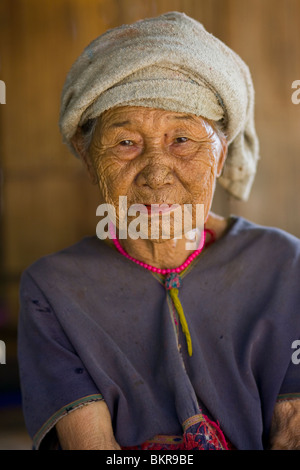 Porträt von Karen Seniorin, Nord-Thailand Stockfoto