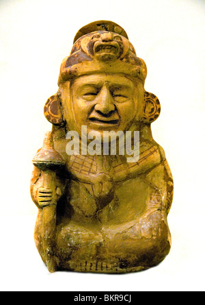 Präkolumbische Mochica-Keramikfigurflasche, die einen sitzenden Stammeskrieger mit einem wilden Kopfschmuck darstellt, 100-700 n. Chr., Museo de America in Madrid. Stockfoto