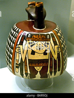 Präkolumbianische Nazca-Keramikkanne, die einen bemalten Krieger darstellt, der Speere und Waffen hält, 100-600 n. Chr., ausgestellt im Museo de America in Madrid, Stockfoto