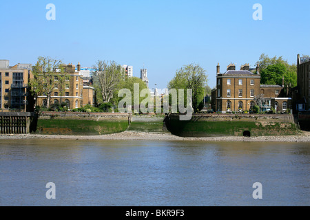 Ein Blick über die Themse von der alte Hafeneinfahrt neben Wapping Old Schritte und die Kneipe der Stadt von Ramsgate Stockfoto