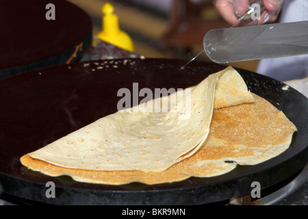 Mann, Krepp Pfannkuchen auf ein Fast-Food-Stall in einem Markt Holywood County Down Nordirland Vereinigtes Königreich Stockfoto