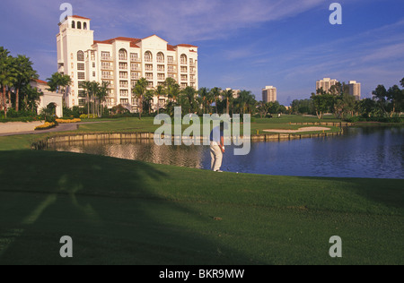 Ein Mann in Miami Beach, Florida Golf zu spielen Stockfoto