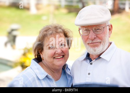 Gerne älteres Paar einander im Park genießen. Stockfoto