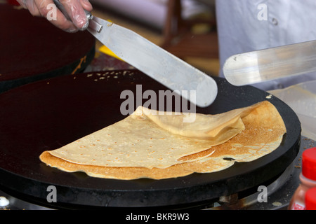 Mann, Krepp Pfannkuchen auf ein Fast-Food-Stall in einem Markt Holywood County Down Nordirland Vereinigtes Königreich Stockfoto