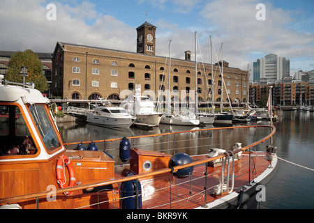 Blick auf Elfenbein Haus und die Marina am St Katharine Docks, London UK. Stockfoto