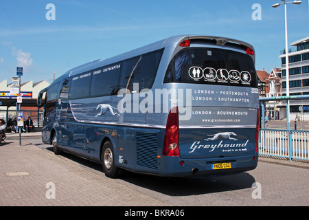 Trainer auf Stand auf dem harten Busbahnhof Portsmouth UK Stockfoto