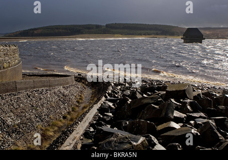 Kielder Wasserreservoir und dam aus Yarrowmoor mit Ventil Turm bei stürmischem Wetter, UK Stockfoto