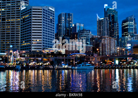 Cockle Bay und CBD Gebäude bei Dämmerung, Darling Harbour, Sydney, Australien Stockfoto