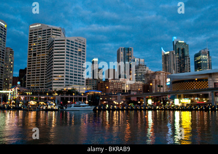 Cockle Bay und CBD Gebäude bei Dämmerung, Darling Harbour, Sydney, Australien Stockfoto