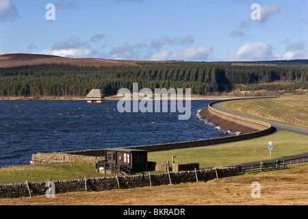 Kielder Wasserreservoir und dam mit Ventil-Turm Stockfoto