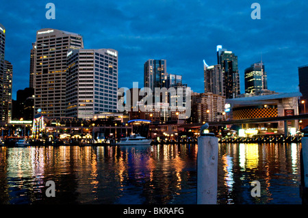 Cockle Bay und CBD Gebäude bei Dämmerung, Darling Harbour, Sydney, Australien Stockfoto