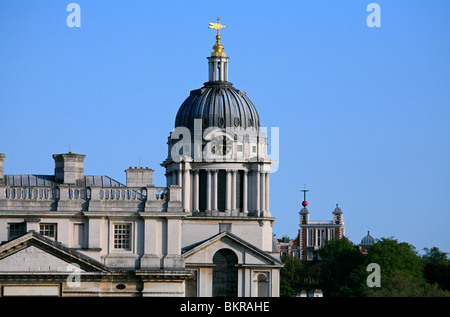 Der Westflügel des Wren es Meisterwerk, die Kuppel und die Uhr des Royal Naval College mit dem Royal Observatory hinter. Stockfoto