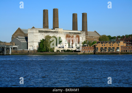 Trinity Hospital aus dem siebzehnten Jahrhundert Greenwich überschattet von Greenwich Kraftwerk, 4 Schornsteine überragen das Gebäude. Stockfoto