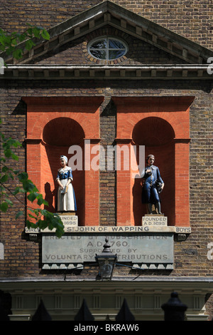 18. Jahrhundert alten Schulhaus, gegründet 1760, Statuen von einem jungen und einem Mädchen unter einem dreieckigen Giebel Inschrift Datum Stockfoto