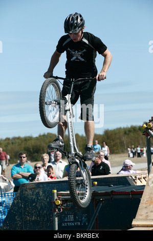 BMX-Zyklus-Fahrer führt aerial Stunts beim Bank Holiday Mining Heritage Festival 2009 in Fowlmead Country Park, Kent Stockfoto