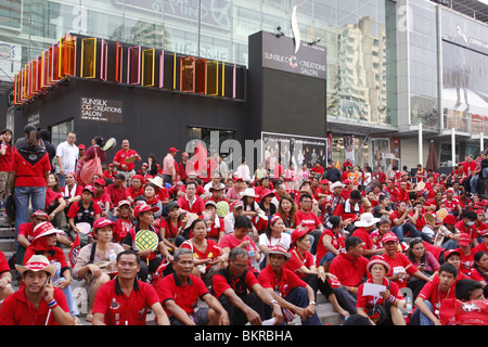 Red Shirt Demonstranten gegen die Regierung vor Central World Shopping Center im Zentrum von Bangkok. Stockfoto