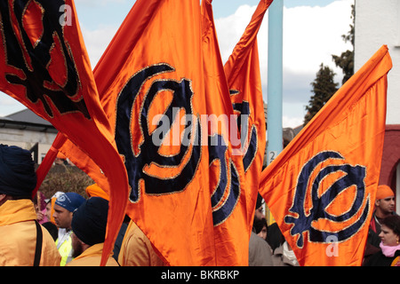 Nahaufnahme des Khalsa Fahnen auf der 12. jährliche Vaisakhi Nagar Kirtan (Prozession) durch Hounslow Middx, UK. Stockfoto