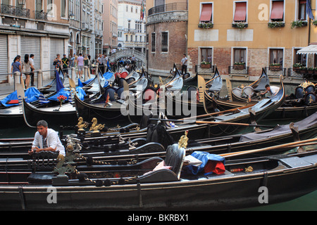 Gondel Parken am Servizio Gondole Bacino Orseolo, Venedig, Italien Stockfoto